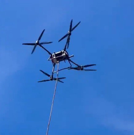 Bombeiros utilizam drone para ajudar no combate ao incêndio em galpão na Compensa