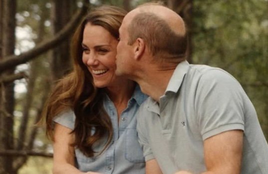 Príncipe William e Kate celebram 15 anos de casamento com foto em família; veja