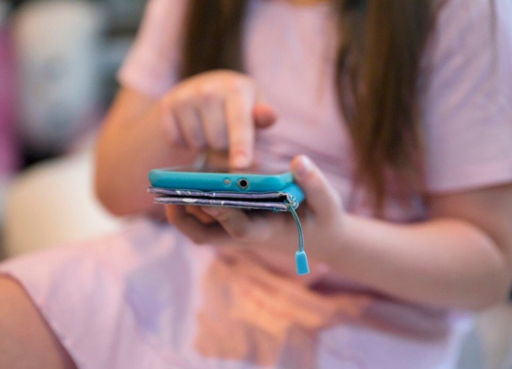 Meta arrisca multa bilionária por permitir acesso infantil ao Facebook e Instagram