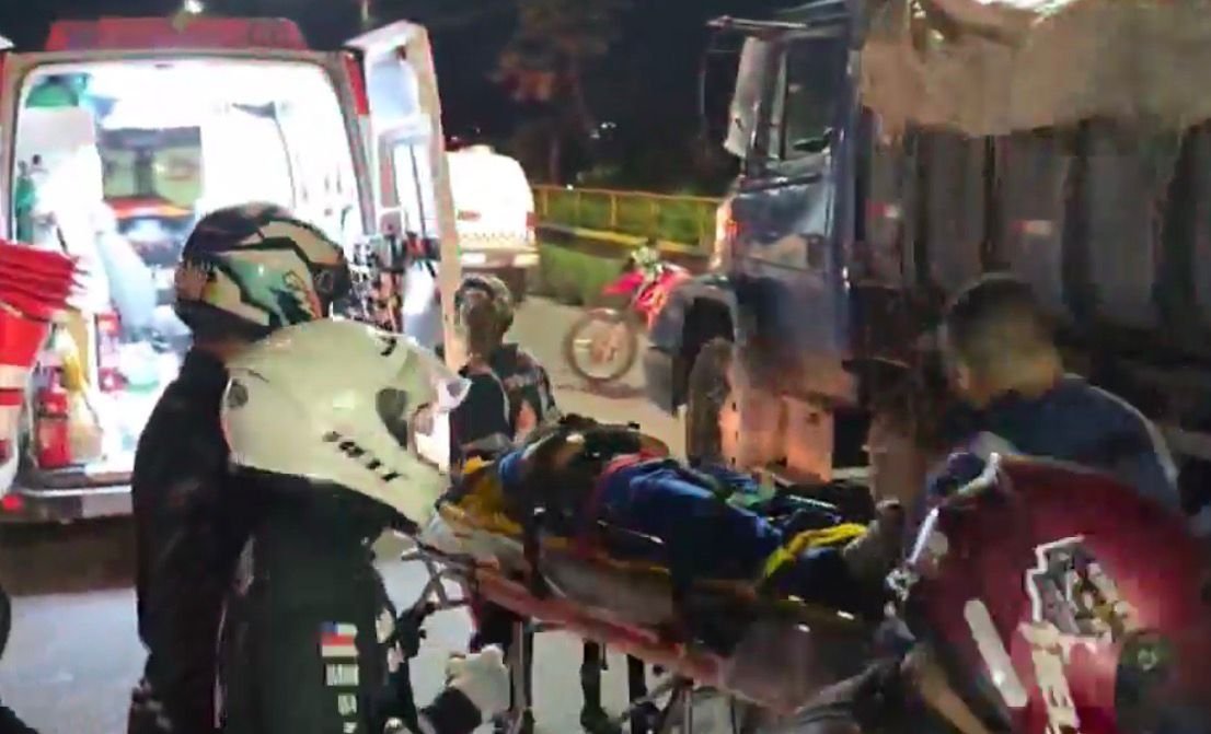 Motociclista e passageira são arremessados ao colidirem contra caçamba parada em Manaus