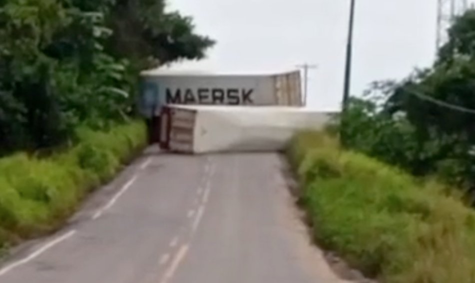 Duas carretas tombam e bloqueiam BR-174 na ladeira 'Maria Ceará'; vídeo