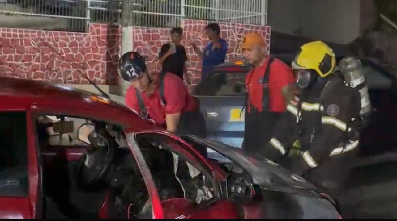 Carro recém-saído de oficina pega fogo em Manaus