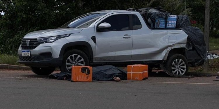 Mulher morre atropelada ao sair de carro para ajustar carga na rodovia AM-070