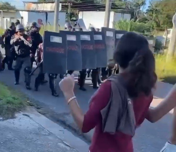 Vídeo mostra confronto entre populares e policiais durante reintegração de posse no Tarumã-Açu