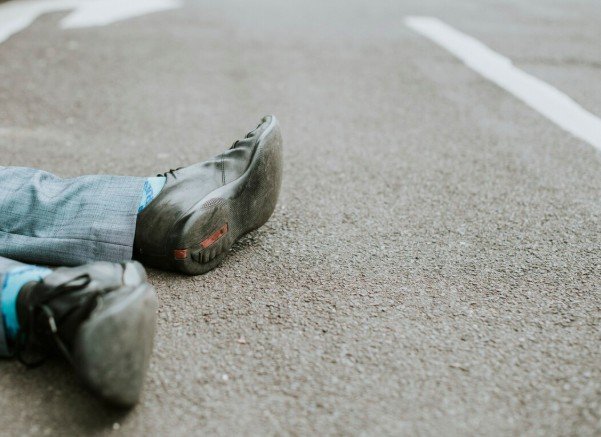 Idoso morre no hospital em Manaus após deslizar na pista e cair com moto em Coari