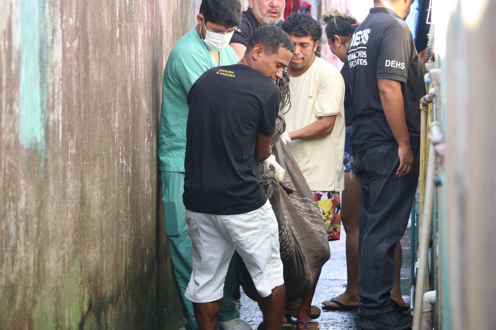 Homem é assassinado a facadas dentro de vila de kitnet no Coroado