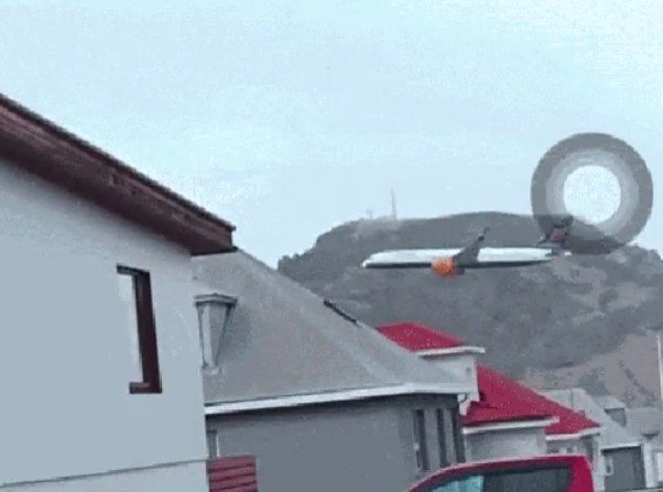 Voo de despedida termina em investigação após piloto fazer rasante sobre cidade na Islândia