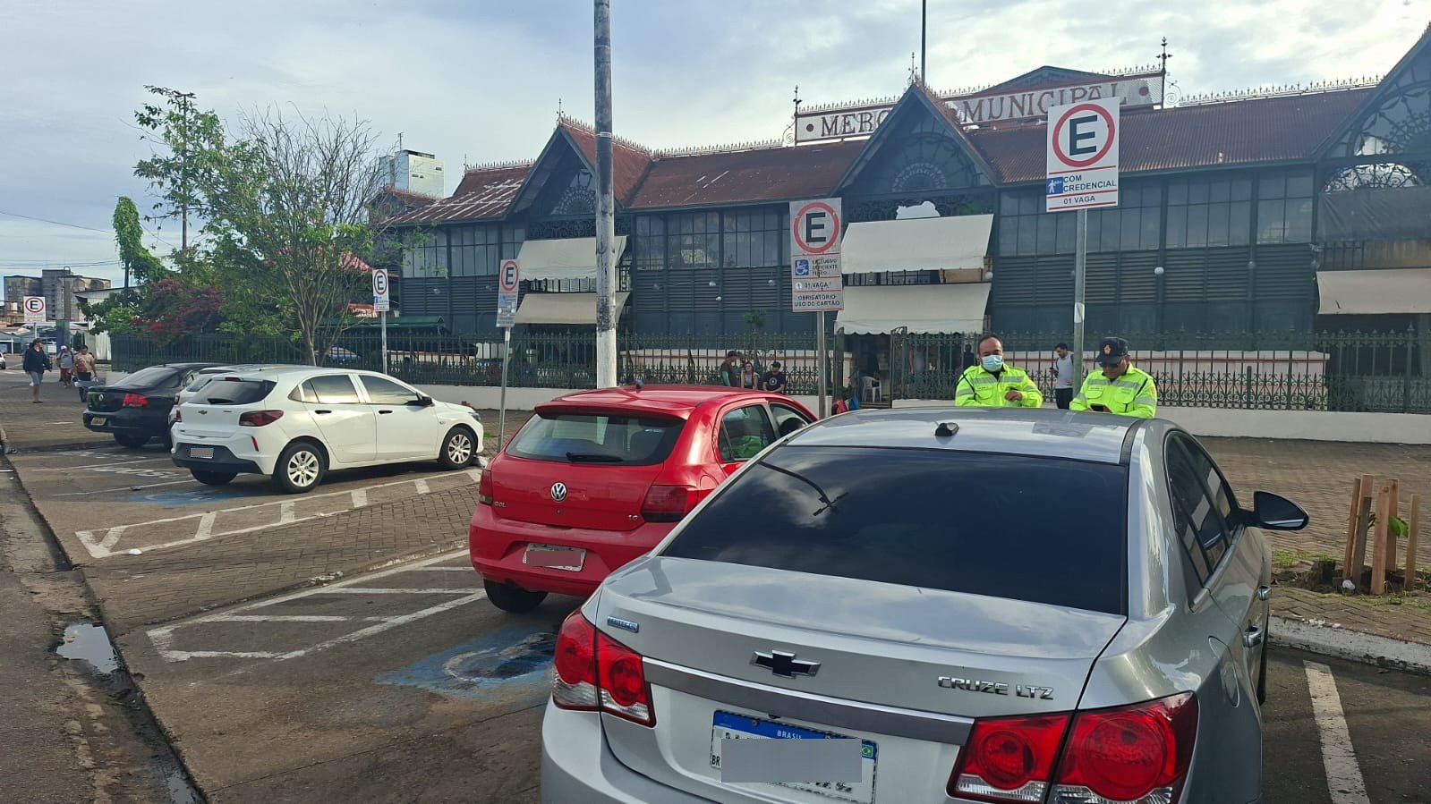 Blitz no Centro: Agentes apertam o cerco contra ocupação indevida de vagas especiais