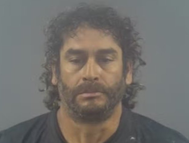 Homem é preso por montar em cavalo embriagado ao sair de loja de bebidas