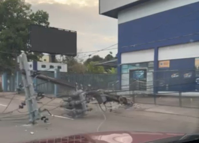 Carro derruba poste e deixa comércios sem energia na Av. Max Teixeira