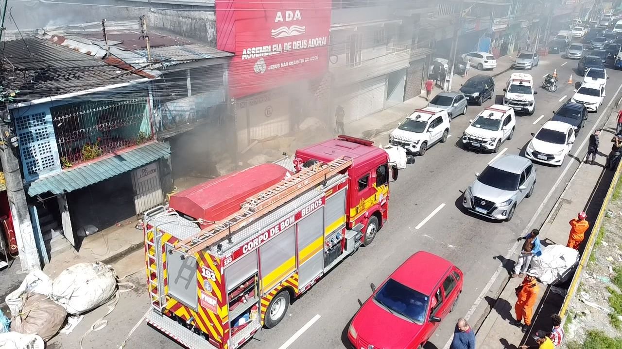 Incêndio destrói galpão de reciclagem e ameaça igreja na Compensa
