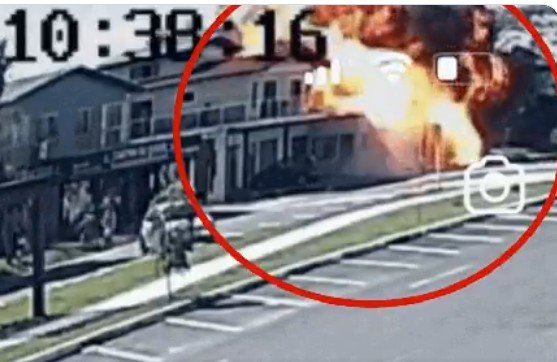 Três pessoas morre após avião cair sobre restaurante no Rio Grande do Sul; veja vídeo