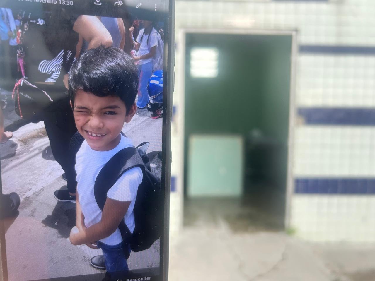 Menino de 7 anos morre atingido por carro ao chegar para a escola em Manaus