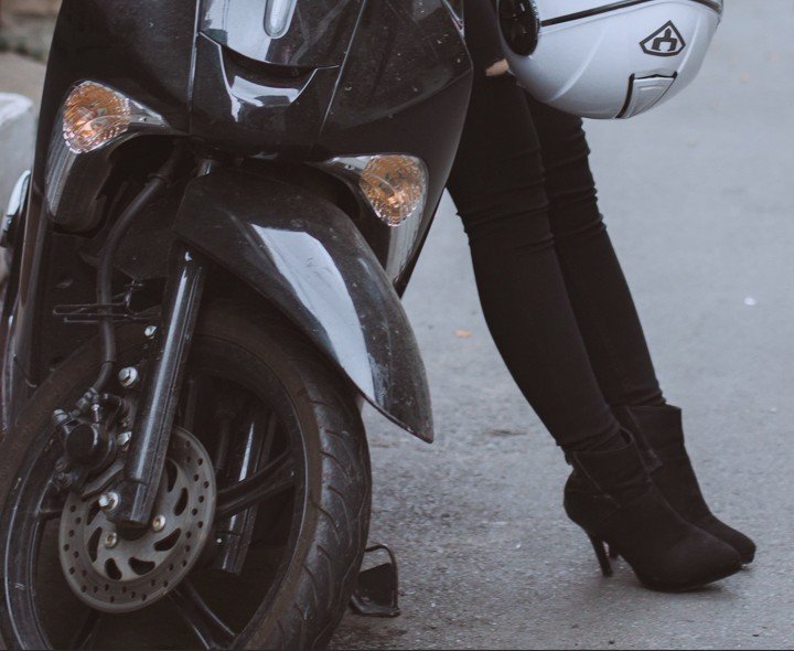 Mulher é presa após alugar moto para cometer roubo com namorado na Cidade Nova