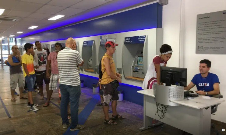 Dia do Trabalhador: Saiba como ficam os atendimentos nos Correios e bancos