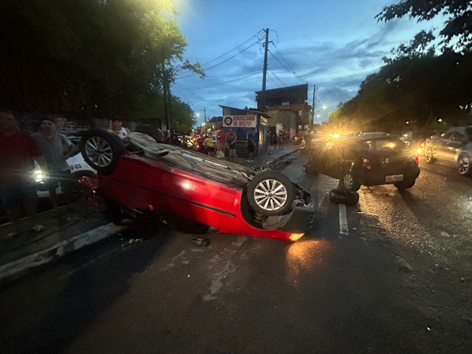 Motorista é arremessado de carro após bater em veículo parado na Av. Manaus 2000