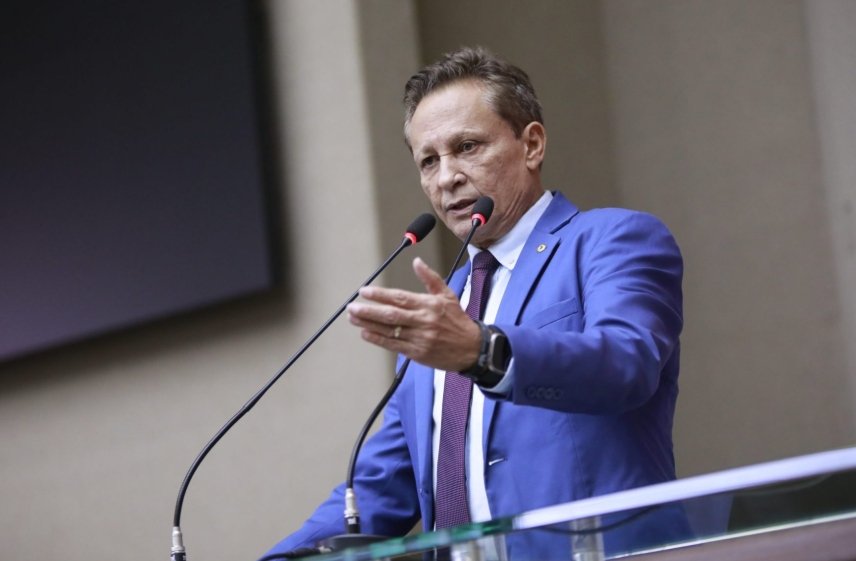 Deputado Adjuto Afonso assume presidência da Aleam após saída de Roberto Cidade