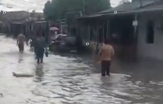 Casa é invadida pela água após igarapé transbordar no São José; vídeo