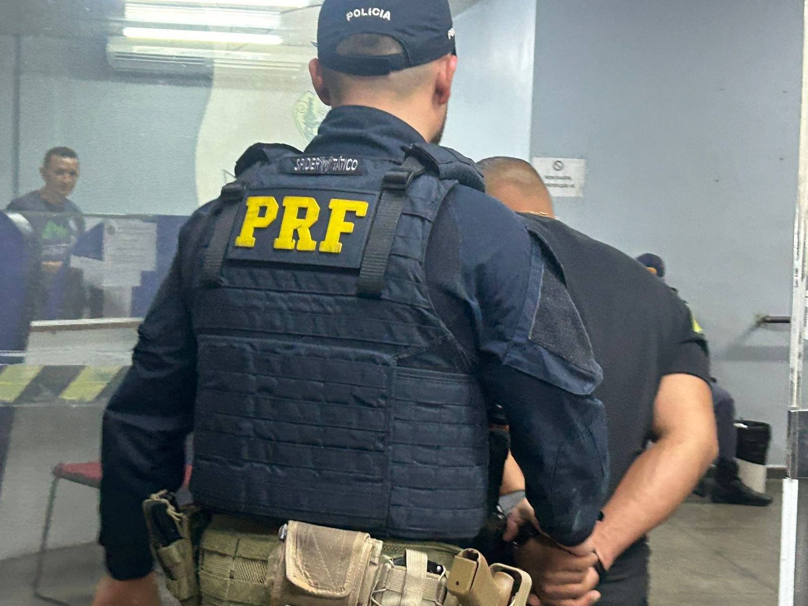 PRF apreende 22 kg de maconha e quase meia tonelada de pescado ilegal no Porto da Ceasa