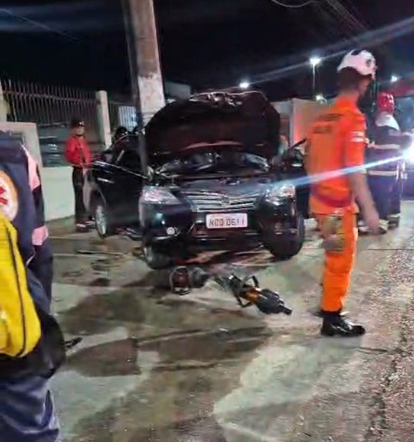 Motorista morre ao colidir com poste em avenida na Cidade Nova