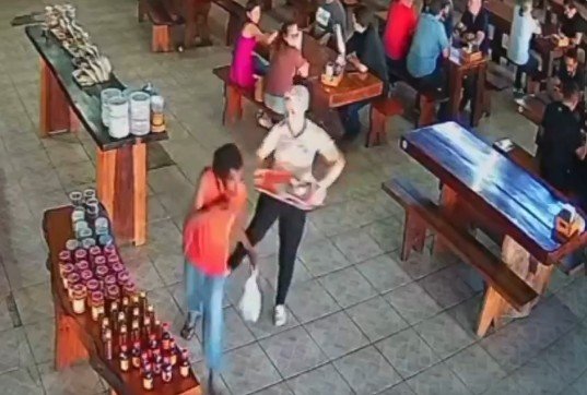 Vídeo: Mulher sofre importunação sexual em café da manhã no Amazonas e trava luta com agressor