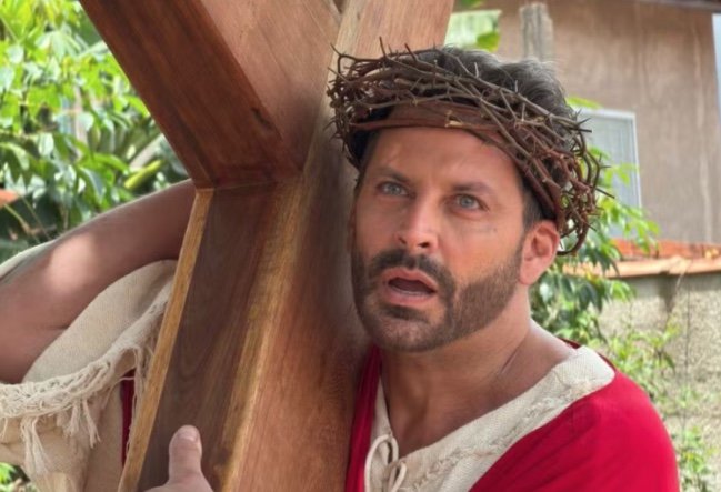 Henri Castelli relembra susto com figurino em chamas durante "Paixão de Cristo"