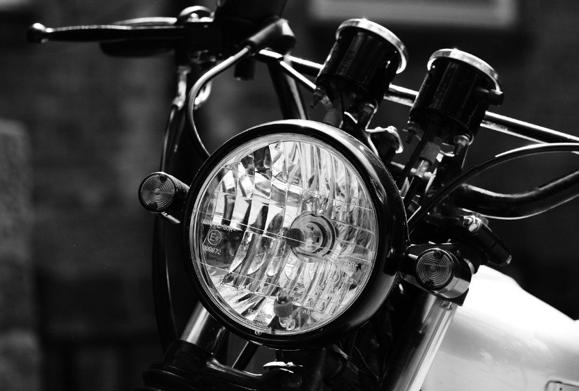 Jovem morre após motocicleta colidir com árvore na Avenida Autaz Mirim