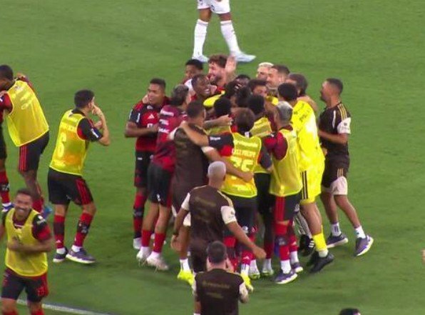 Flamengo vence o Fluminense e assume vice-liderança do Brasileirão