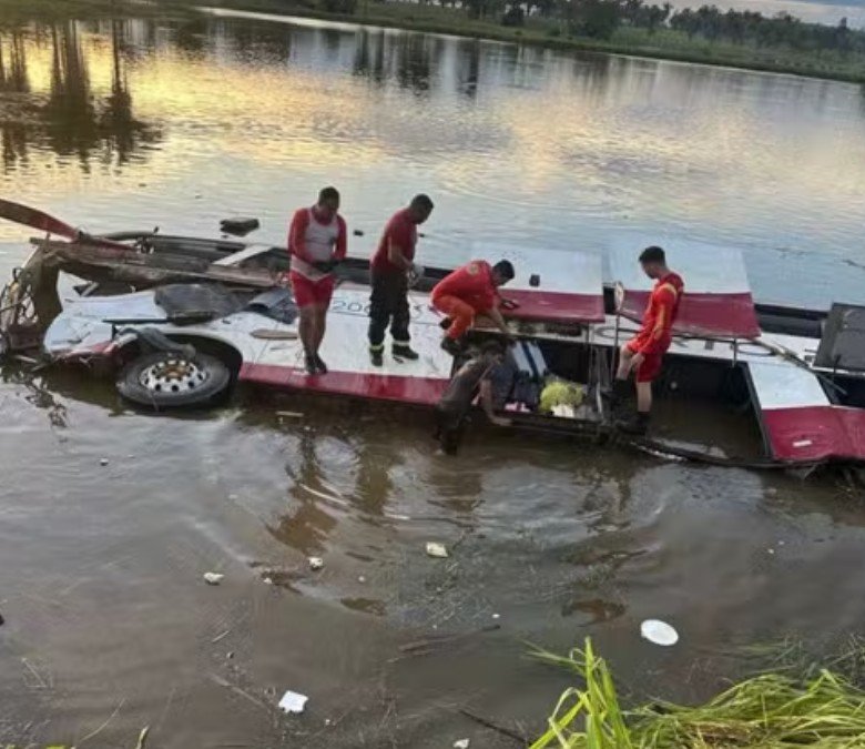 Acidente envolvendo ônibus e três carros deixa dois mortos e 14 feridos no Maranhão