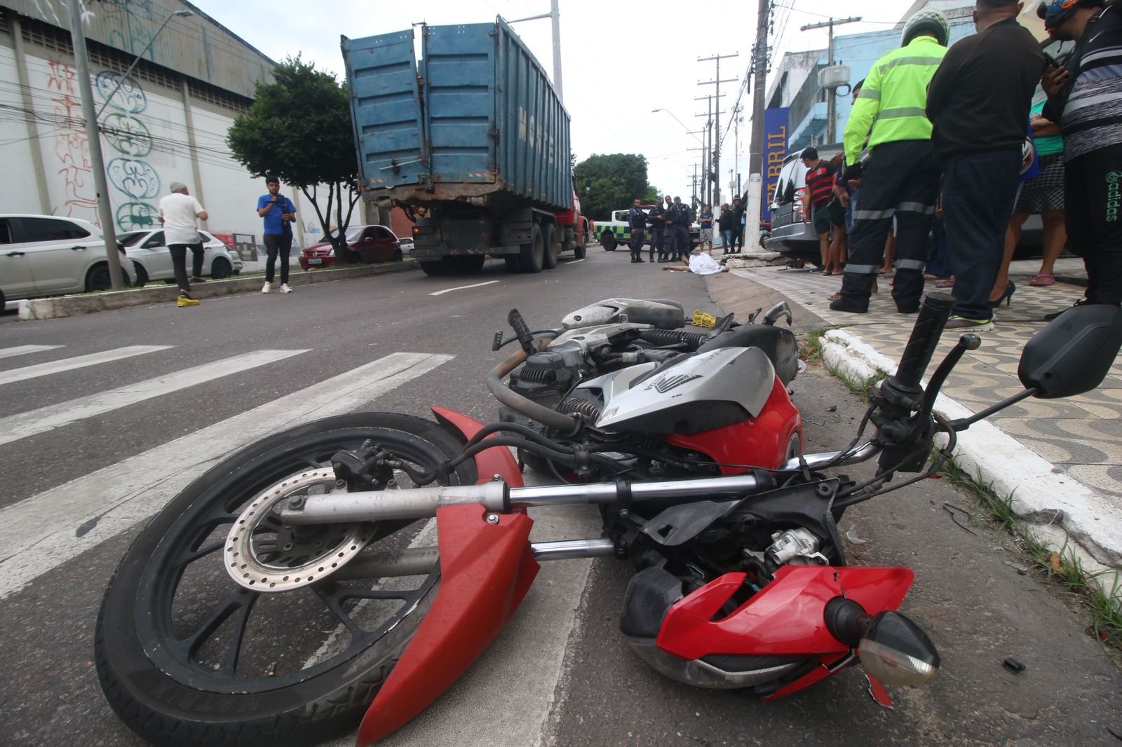Motociclista morre após avançar sinal vermelho e ser atingido por caminhão na Cachoeirinha