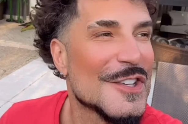 Harmonização de Latino vira alvo de críticas e cantor rebate na web