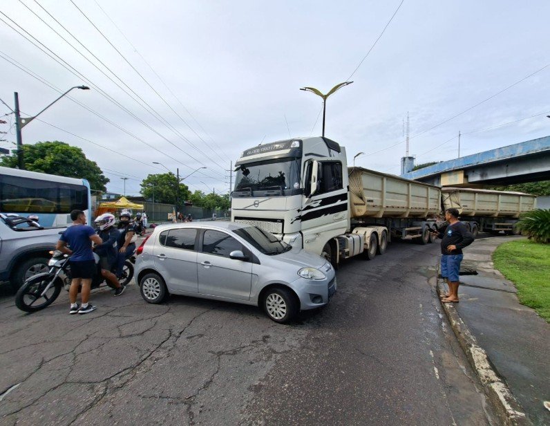 Briga de trânsito  gera congestionamento na Zona Leste de Manaus