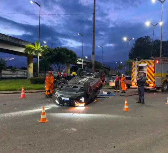 Homem morre em capotamento gravíssimo na Rotatória do Coroado; ele segurava uma lata de bebida