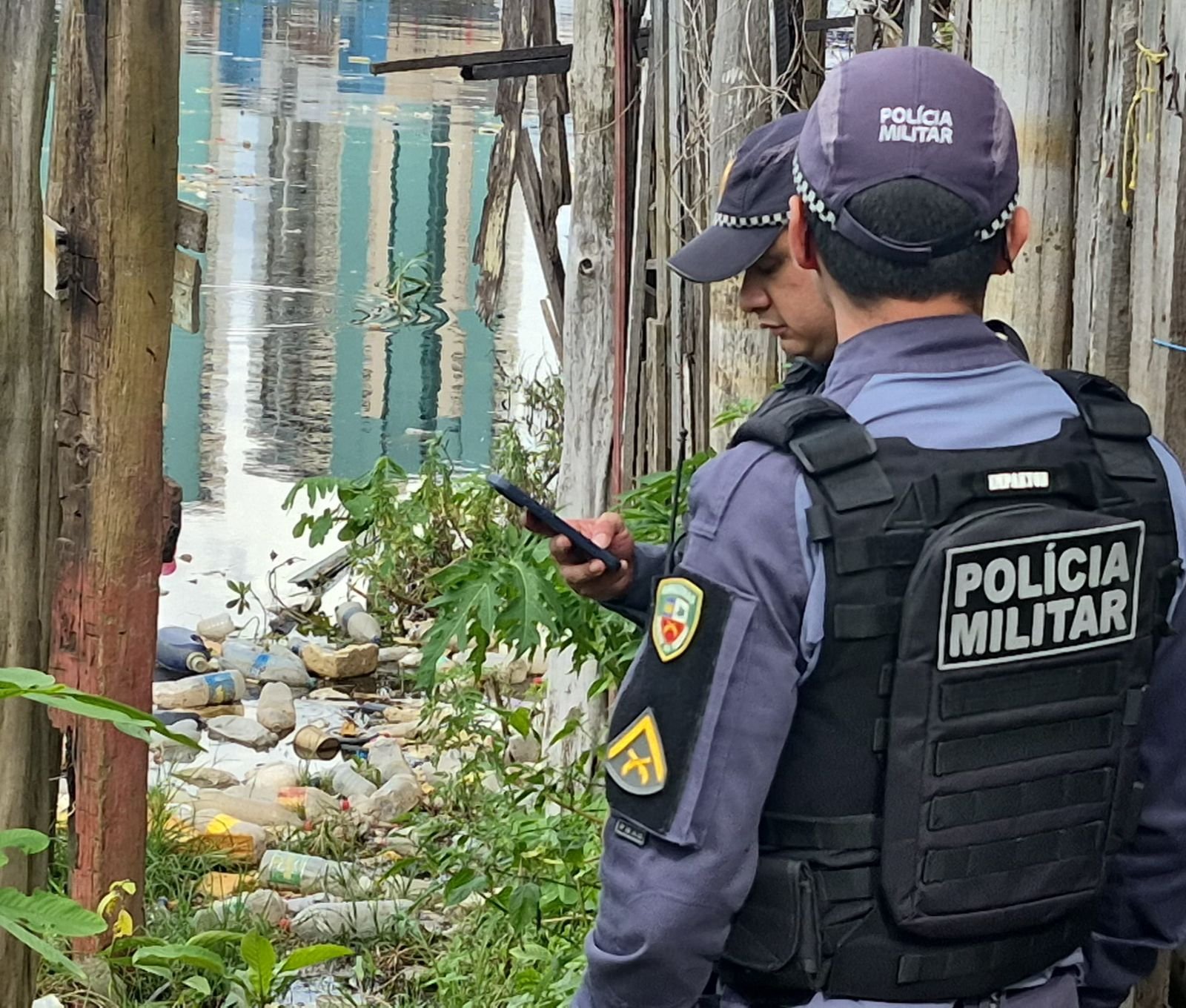 Corpo é encontrado em meio ao lixo e entulhos em igarapé de Manaus