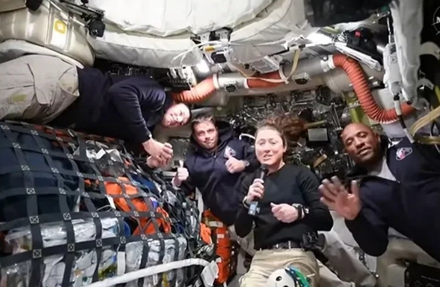 Astronautas da Artemis II dizem que a Lua está "definitivamente ficando maior"