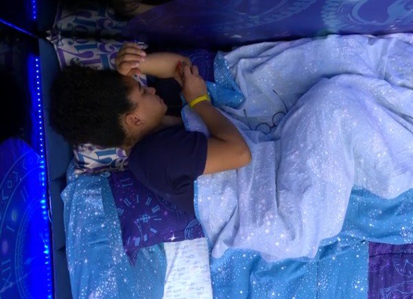 Milena se isola e chora com foto de Samira nas mãos após eliminação: 'Me abandonou'