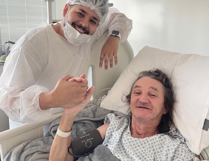 Após grave acidente de moto, humorista Marquito inicia reabilitação oral