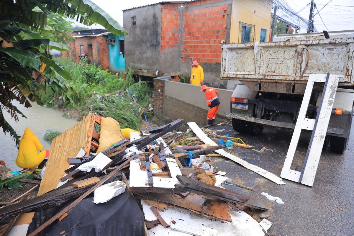 Manaus intensifica limpeza de bueiros e igarapés após fortes chuvas deste sábado