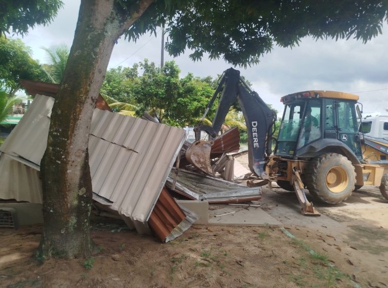 Prefeitura demole construções irregulares em praça do Dom Pedro