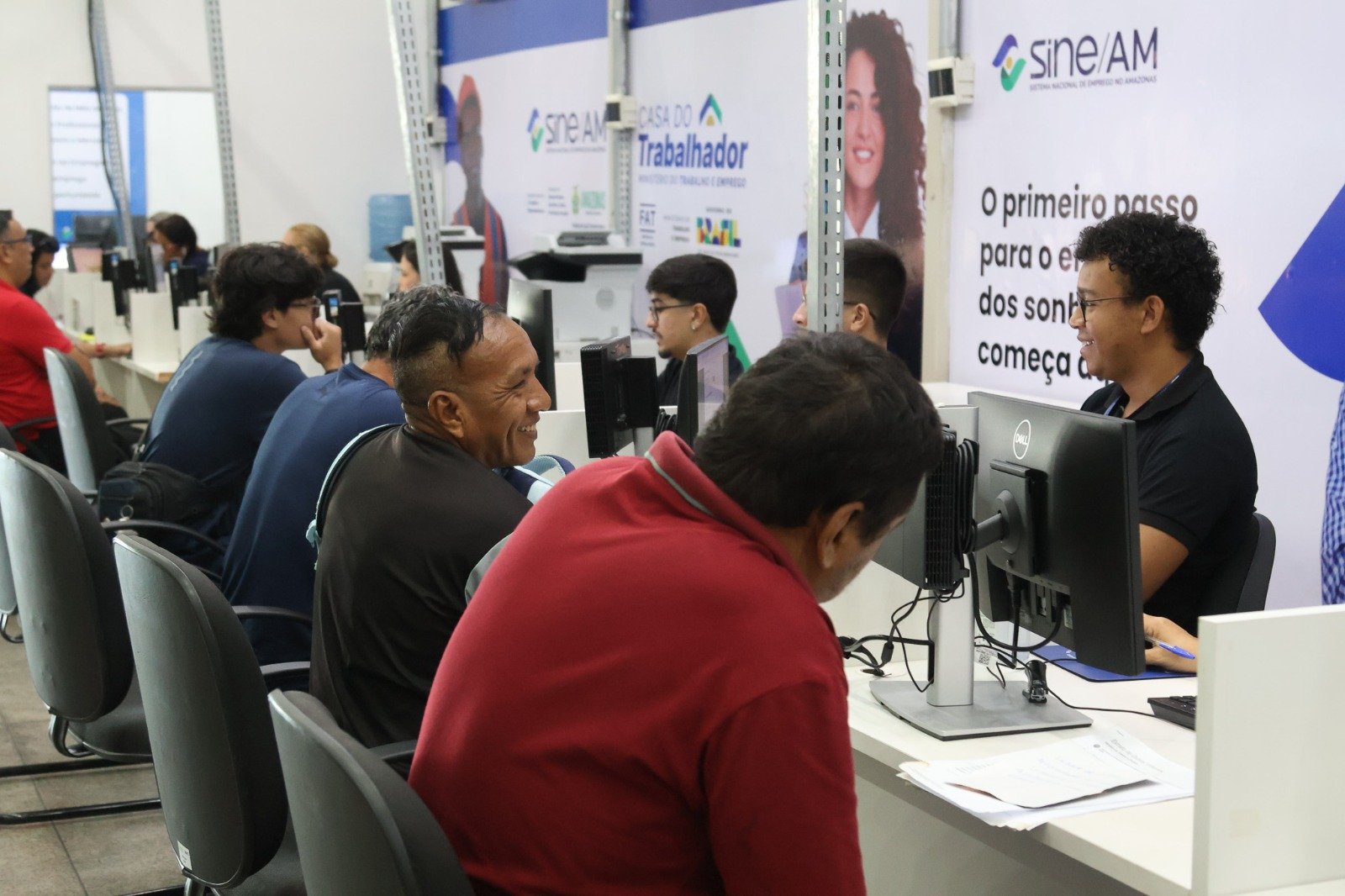 Encanador, recepcionista, vendedor e mais; confira 1814 vagas de emprego do Sine Amazonas