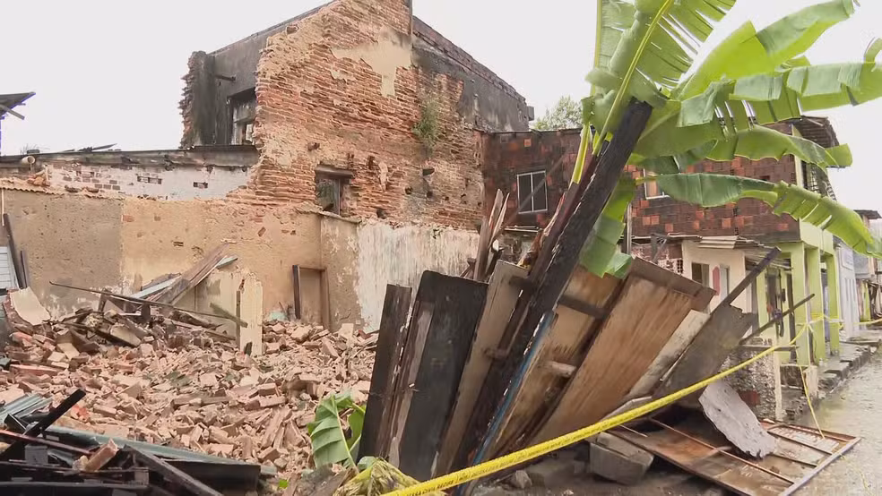 Casarão desaba e deixa mortos no centro histórico de Recife