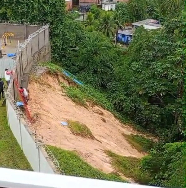 Moradores denunciam construtora após área de condomínio desabar parcialmente em Manaus