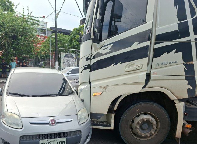 Briga de trânsito entre motoristas de carro e caminhão gera congestionamento na Zona Leste