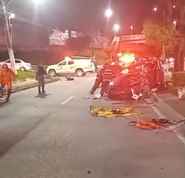 Três pessoas ficam feridas após carro ficar destruído em colisão na Av. Darcy Vargas