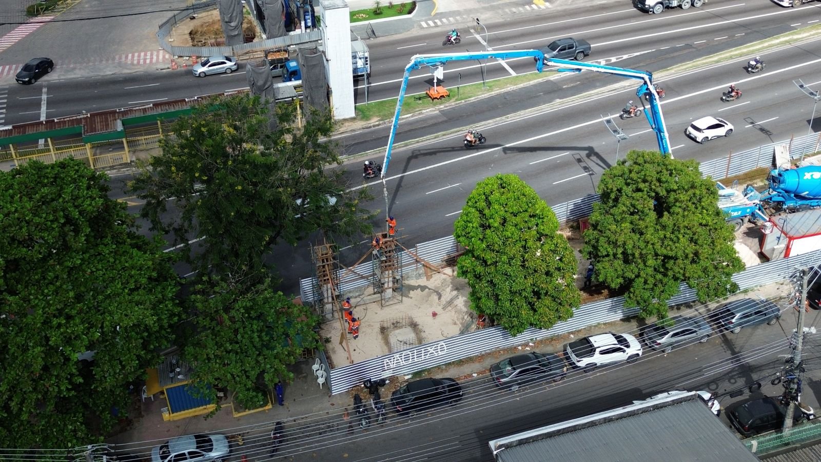 Nova passarela da Torquato Tapajós começa a ganhar pilares de sustentação