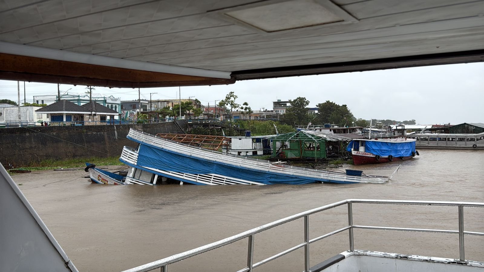 Naufrágio em Manacapuru: Vídeo mostra momento em que barco afunda com cachorro a bordo