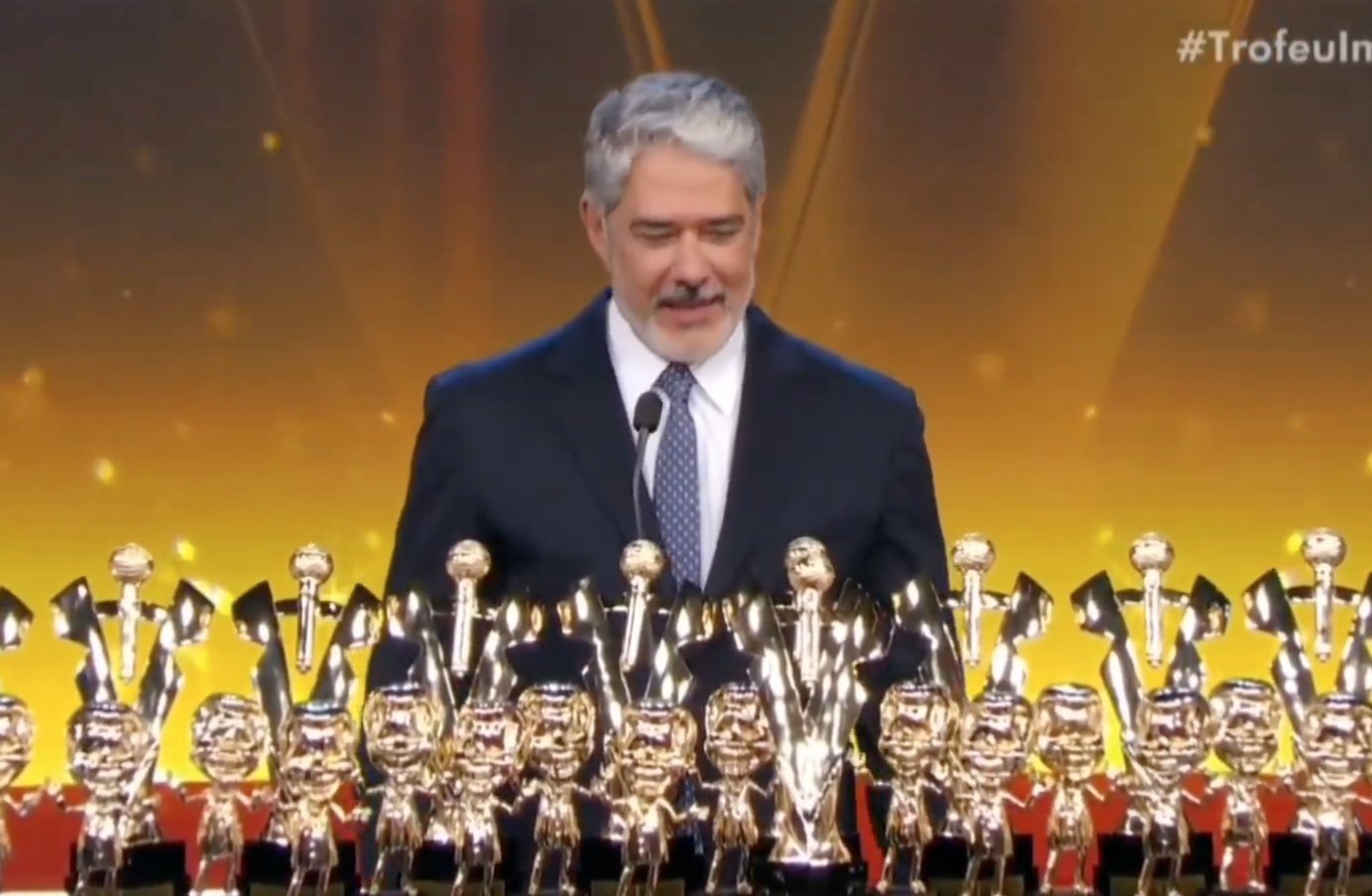 William Bonner recebe 33 estatuetas no Troféu Imprensa 2026 do SBT e momento viraliza