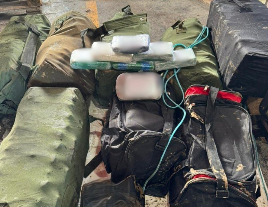 PF apreende quase 300 kg de drogas em embarcação no Porto de Tabatinga