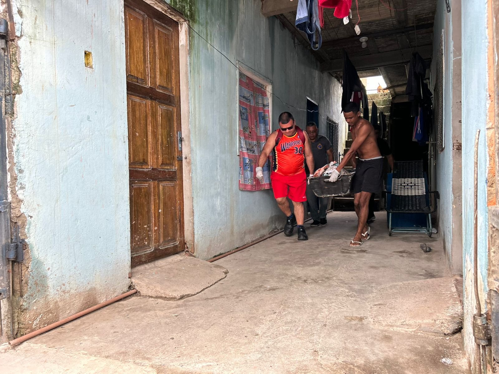 Vizinhos encontram jovem amarrado e morto após ouvirem gritos em kitnet no Novo Israel