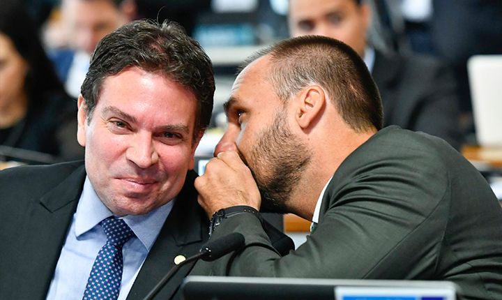 Eduardo Bolsonaro comemora soltura de Ramagem, o chama de 'herói' e agradece apoio de Trump